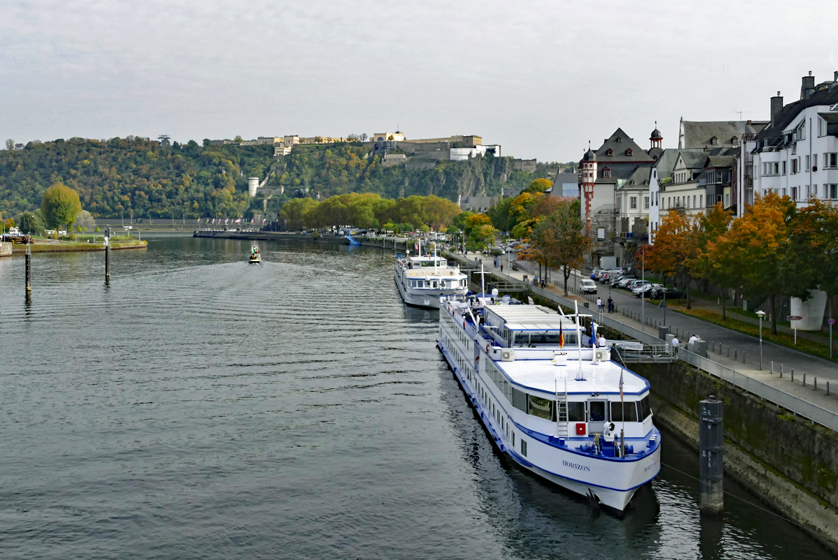 Koblenz: Mosel-Anleger am  Peter-Altmeier-Ufer  in Koblenz, im Hintergrund in voller gewaltiger Gre die Festung Ehrenbreitstein - 16.10.2017