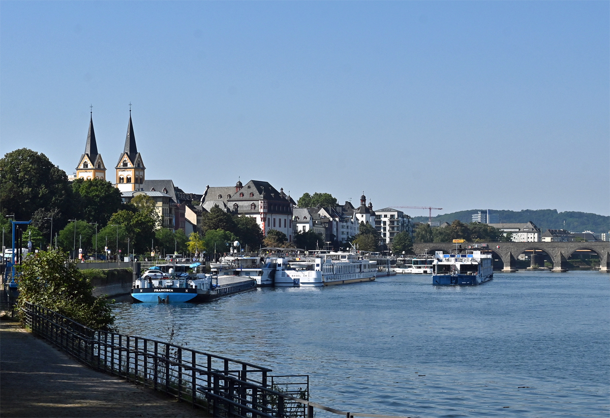 Koblenz - Peter-Altmeier-Ufer an der Mosel mit Florianskirche, Alte Burg, Balduinbrcke und Anlegestelle fr Fahrgastschiffe. 08.09.2021