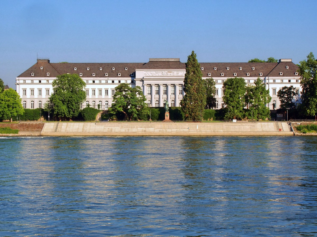 Koblenz. Rheinansicht des kurfrstlichen Schlosses, erbaut 1779-1786 unter Kurfrst und Erzbischof Clemens Wenzeslaus. (2. Juli 2015)