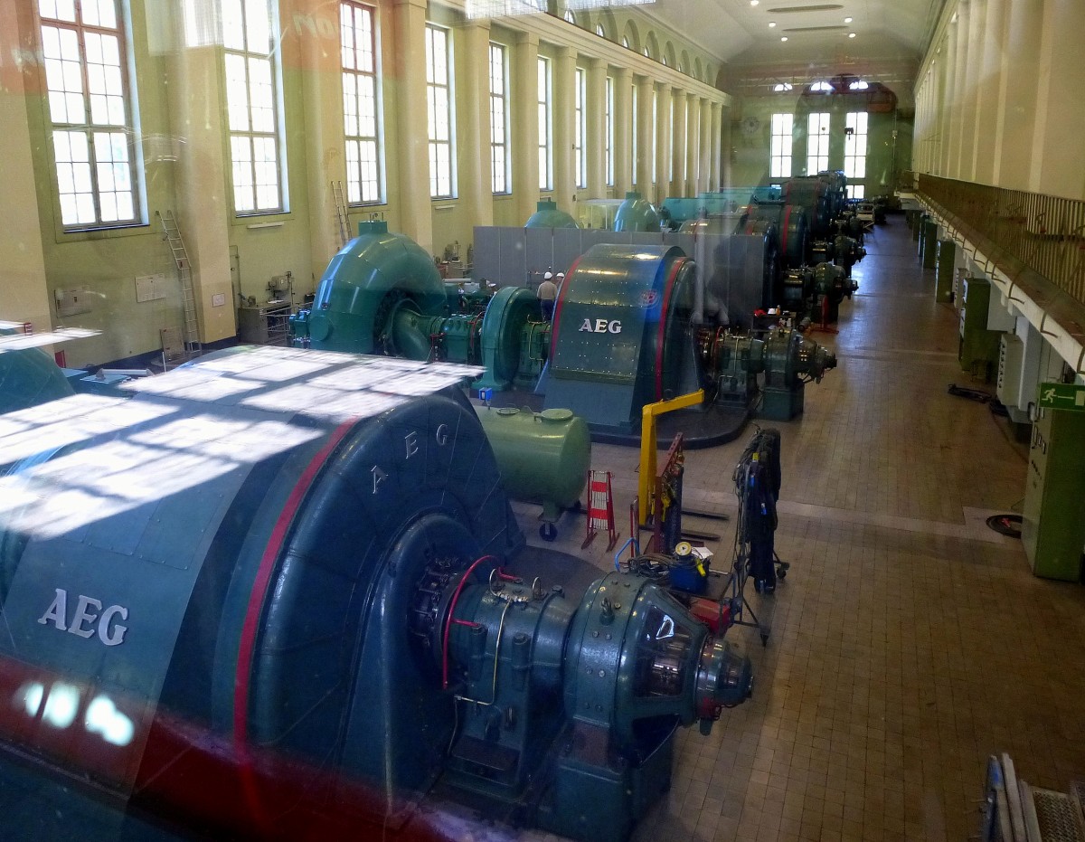 Kochel am See, Blick in die Turbinenhalle des Walcheseekraftwerkes, insgesamt acht Turbinen erzeugen elektrischen Strom, Aug.2014