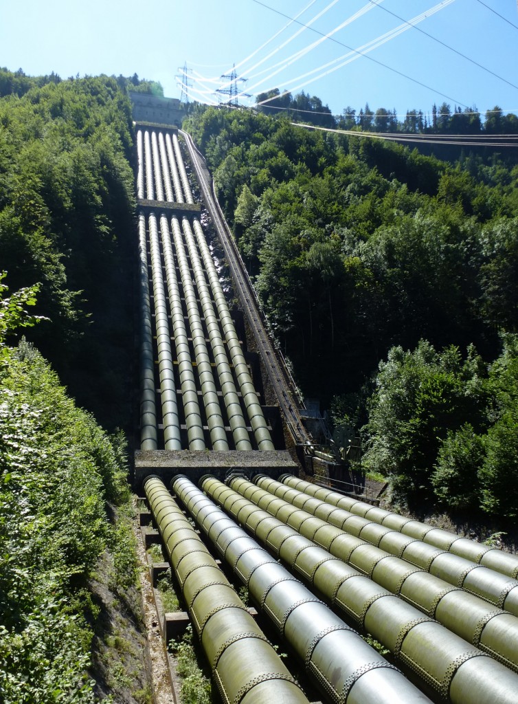 Kochel am See, die sechs Druckrohre des Walchenseekraftwerkes, 430m lang und ca. 2m im Durchmesser, der Hhenunterschied von 200m wird zur Erzeugung von elektrischer Energie genutzt, Aug.2014