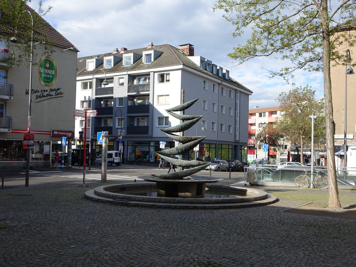 Kln, Brunnen am An Zint Jan Platz vor der St. Johann Baptist Kirche (12.05.2017)