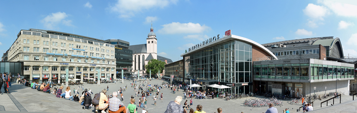 Kln Hauptbahnhof mit Bahnhofsvorplatz, mittig hinten die St. Maria-Himmelfahrt-Kirche - 31.07.2014
