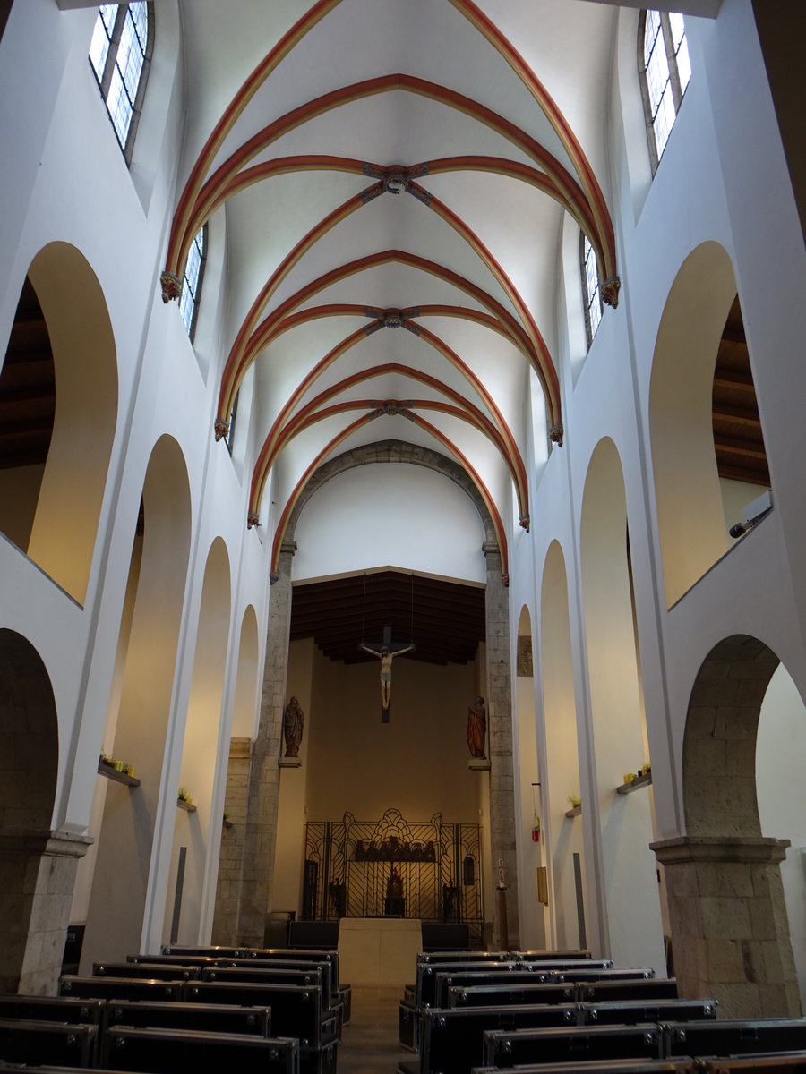 Kln, Innenraum der Pfarrkirche St. Johann Baptist, romanisches Mittelschiff mit gotischen Gewlbe (12.05.2017)
