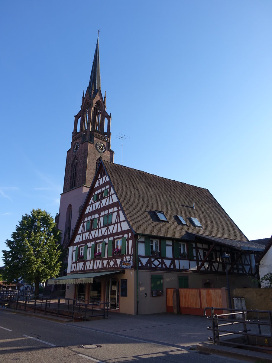 Kndringen, ehem. Gasthaus zur Krone und Ev. Kirche, Fachwerkhaus erbaut 1619, Kirche erbaut von 1862 bis 1866 im neugotischen Stil (13.08.2016)
