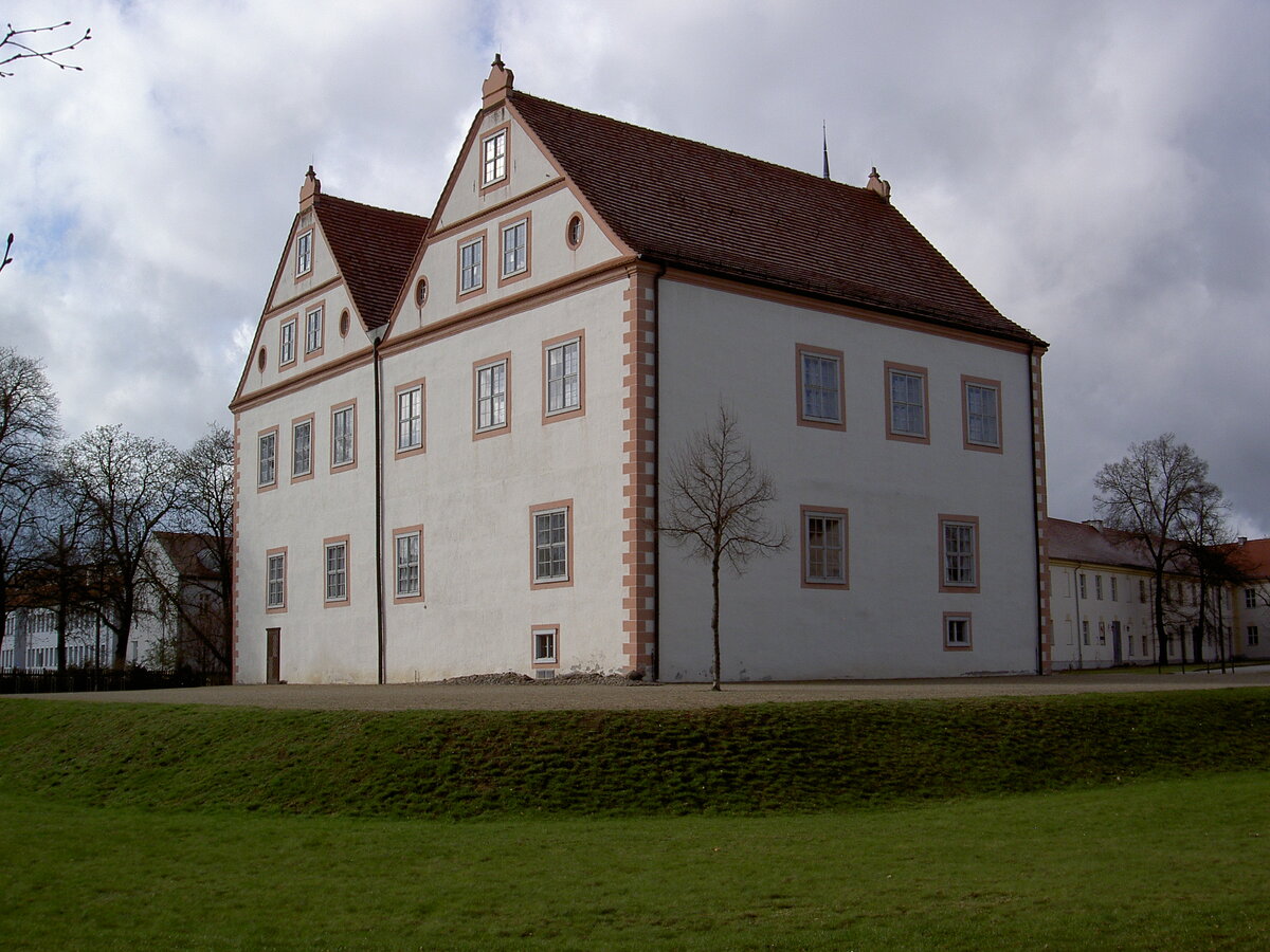 Knigs Wusterhausen, Jagdschloss am Schloplatz, erbaut im 14. Jahrhundert (31.03.2012)