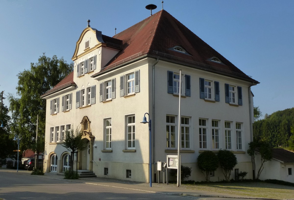 Knigseggwald in Oberschwaben, das Rathaus der ca. 700 Einwohner zhlenden Gemeinde, Aug.2013