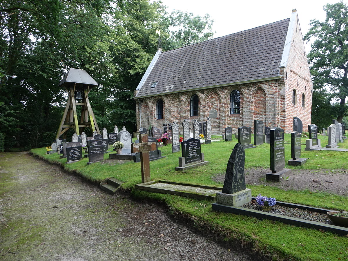 Kortehemmen, niederl. Ref. Kirche, erbaut um 1300, seperat steht ein groer hlzerner Glockenstuhl (25.07.2017)