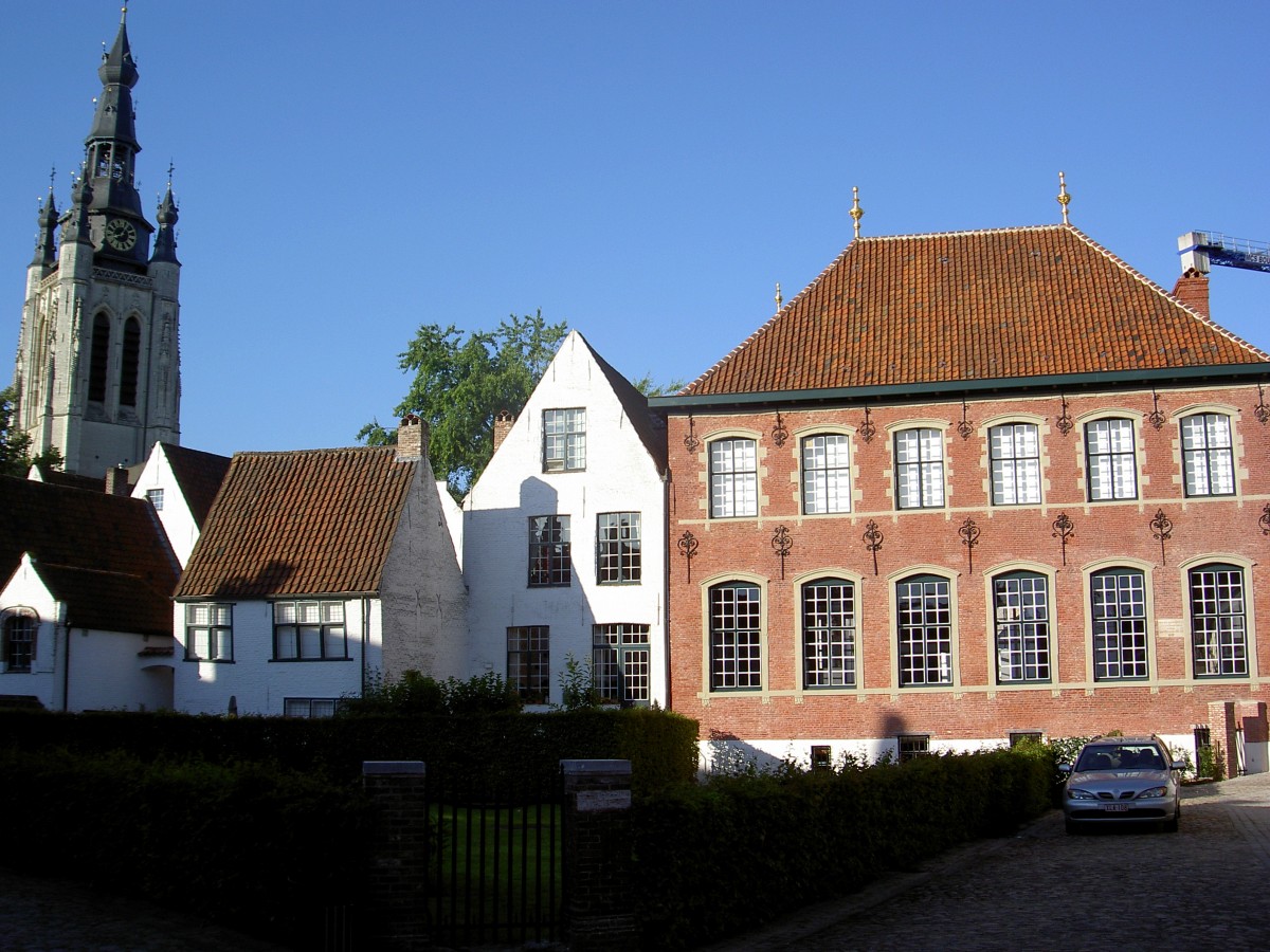 Kortrijk, Beginenhof und St. Martin Kirche, Beginenhof erbaut ab 1238, rechts das Gebude der Oberin (01.07.2014)