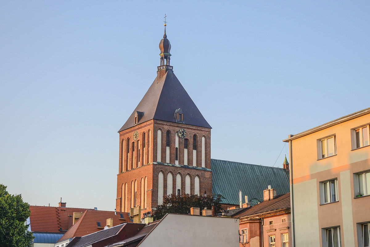 Koszalin (Kslin) - Der Turm von der Marienkirche vom Markplatz aus gesehen. Die katholische Kathedrale St. Marien war von 1534 bis 1945 evangelische Stadtpfarrkirche. Aufnahmme: 16. August 2020.