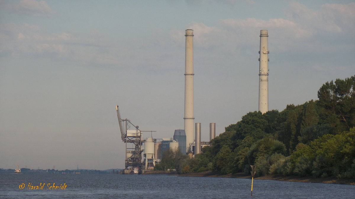Kraftwerk Wedel elbabwrts vor Hamburgs Toren am 15.8.2017 /