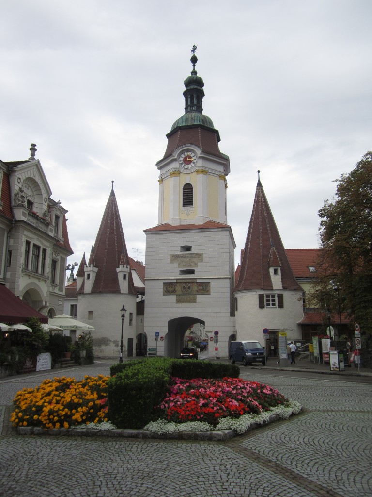 Krems, Steiner Tor, Portal mit 2 Trabantentrmen, erbaut im 15. Jahrhundert (22.09.2013)
