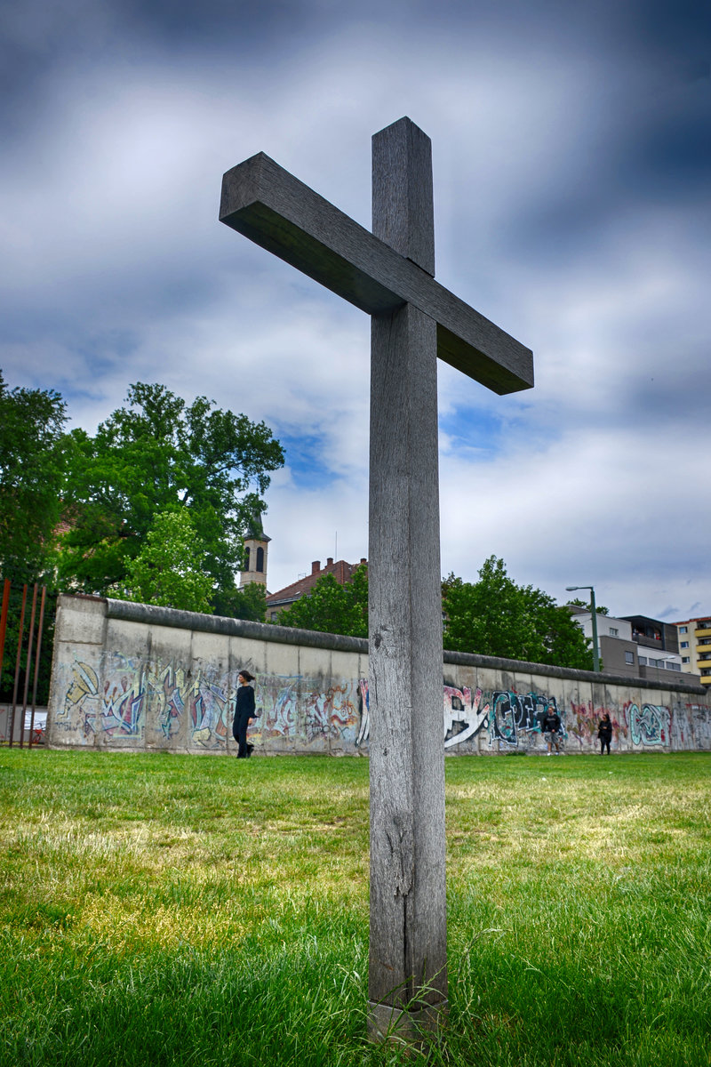 Kreuz an der ehemaligen Berlin Mauer bei Friedhof der Sophiengemeinde. Aufnahme: 8. Juni 2019.
