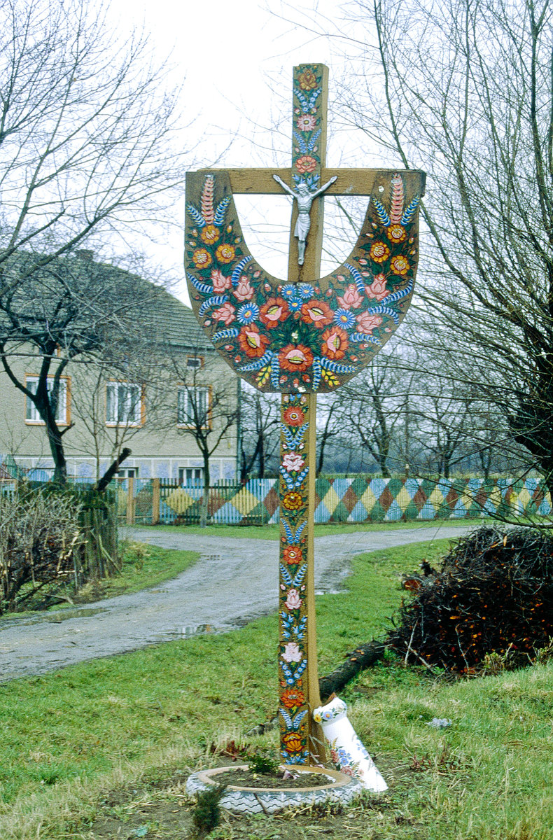 Kreuz in Zalipie-Malet. Bild vom Dia. Aufnahme: April 1992.