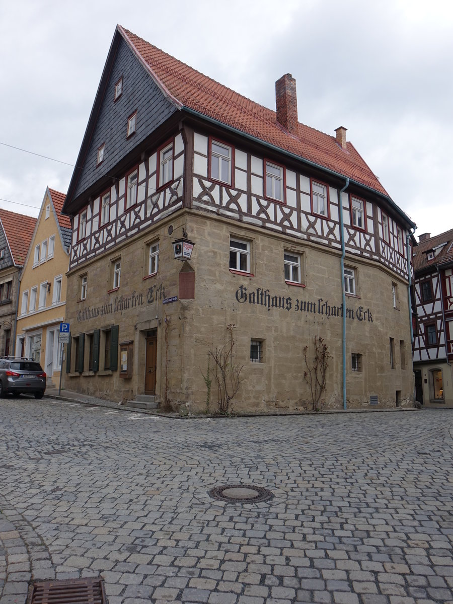 Kronach, Gasthaus zum Scharfen Eck. Dreigeschossiger Satteldachbau mit verschiefertem Giebel in Ecklage, erbaut im 16. Jahrhundert (15.04.2017)