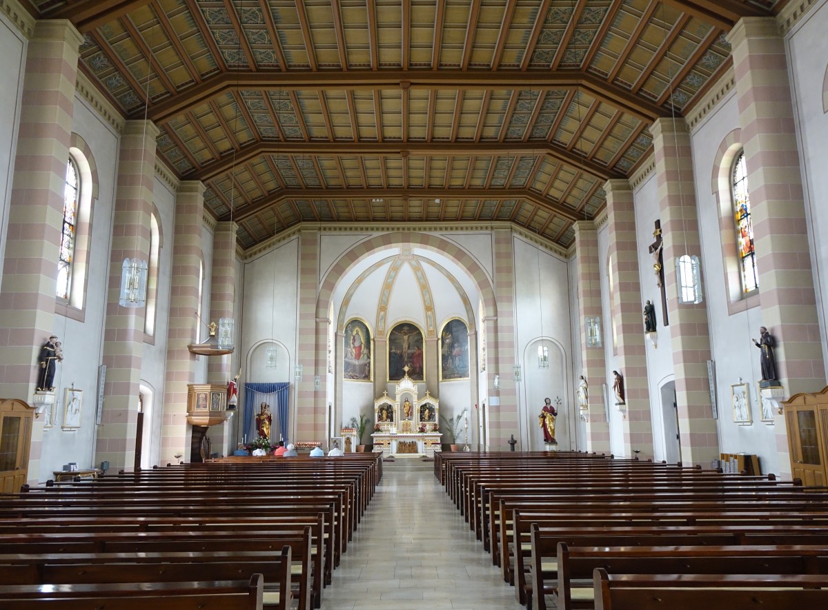 Kronau, Innenraum der St. Laurentius Kirche, erbaut von 1861 bis 1862 durch Architekt Heinrich Hbsch, 1960 erweitert (31.05.2015)