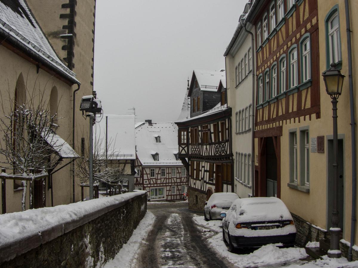 Kronberg, an der Seite der St. Johann Kirche. Aufnahmedatum: 21.01.2013