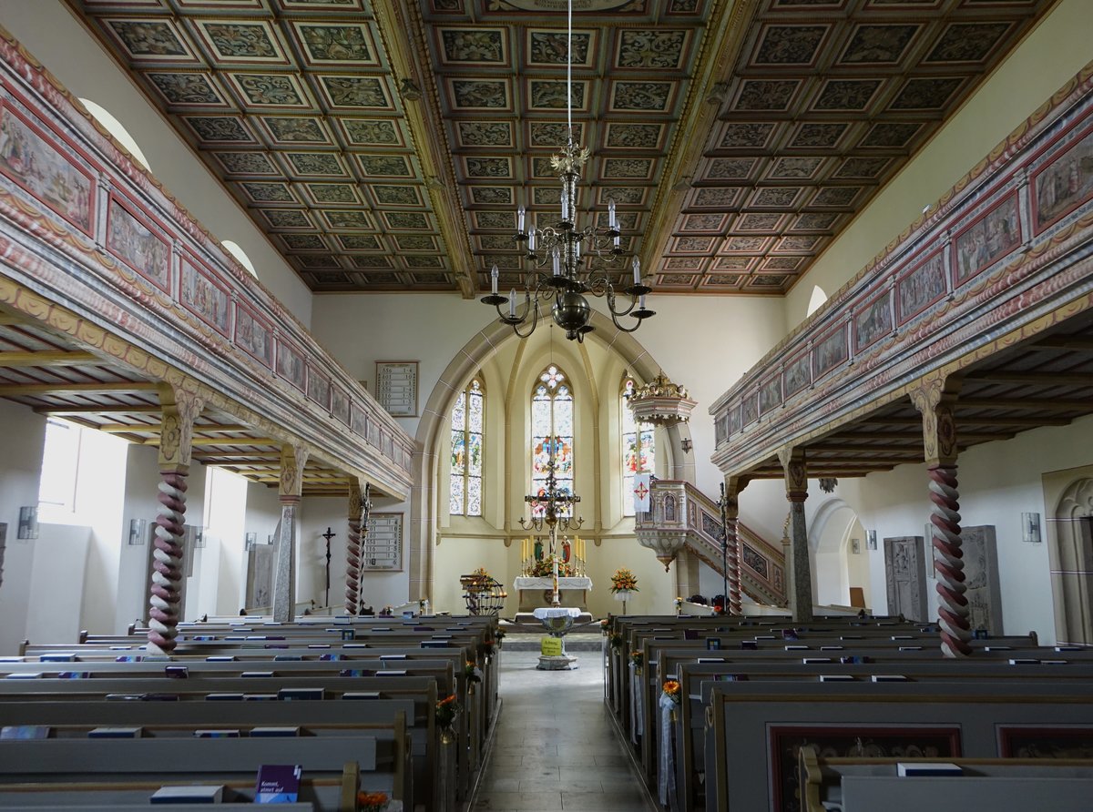 Kps, Innenraum der Ev. St. Jakobi Kirche, bemalte Kassettendecke mit 180 bunten Feldern aus dem Jahr 1662, Altar von 1898 (16.04.2017)