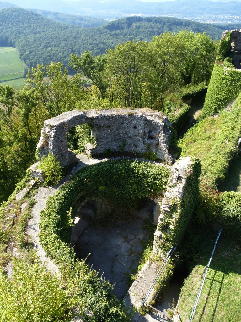 Kssaburg, Blick auf die Reste der stlichen Verteidigungsanlage mit den Wehrtrmen, Sept.2015