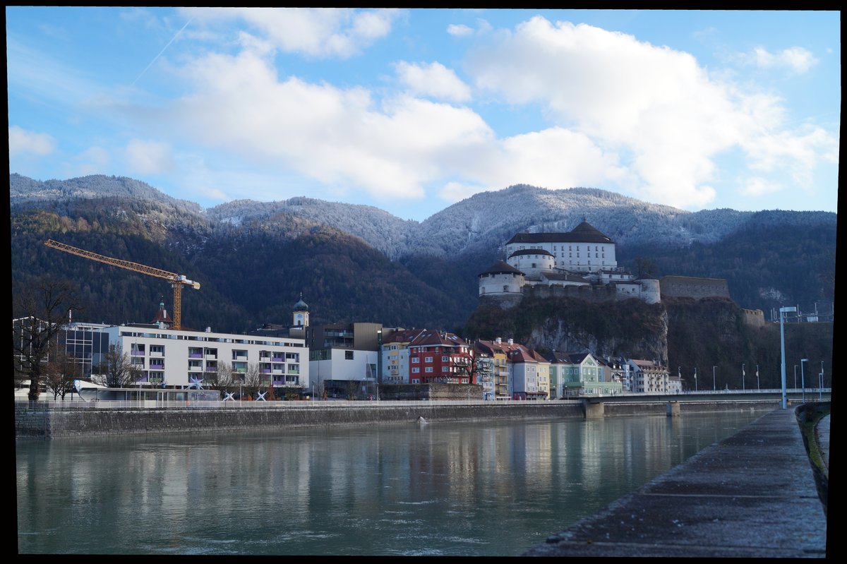 Kufstein in Tirol, 26.12.2019: Ruhig fliet der grne Inn Richtung Bayern, im Hintergrund die markante Festung der  Perle Tirols .