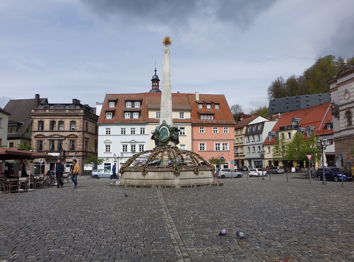 Kulmbach, Luitpold-Brunnen am Marktplatz, Sandsteinbecken mit Obelisk und Bronzefiguren, erbaut von 1897 bis 1899 von Martin Dlfer (16.04.2017)