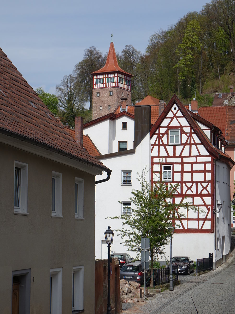 Kulmbach, Roter Turm, fnfgeschossiger Wohnturm mit Spitzhelm, erbaut im 16. Jahrhundert (16.04.2017)