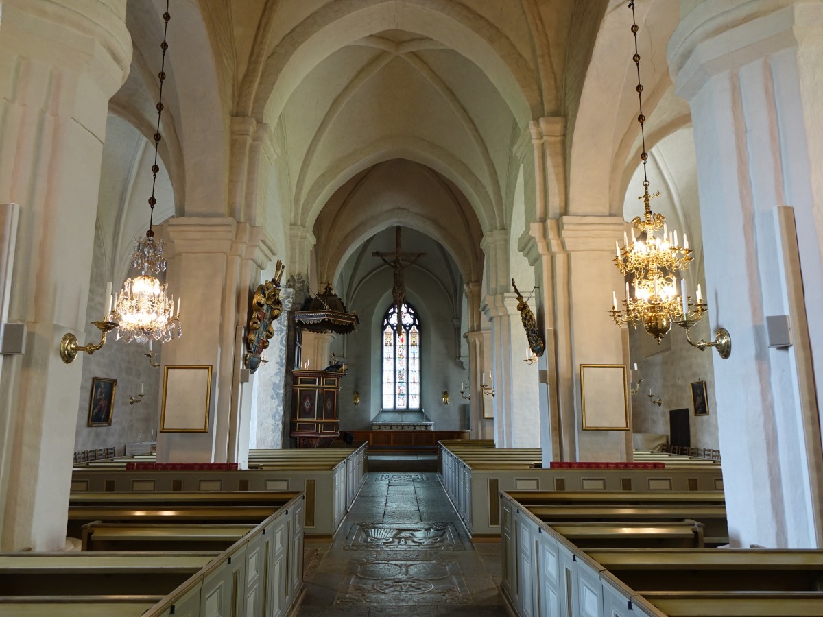 Kumla, Innenraum der Kirche von Skllersta, Glasmalereien im mittleren Chorfenster Anfang des 12. Jahrhundert (17.06.2015)