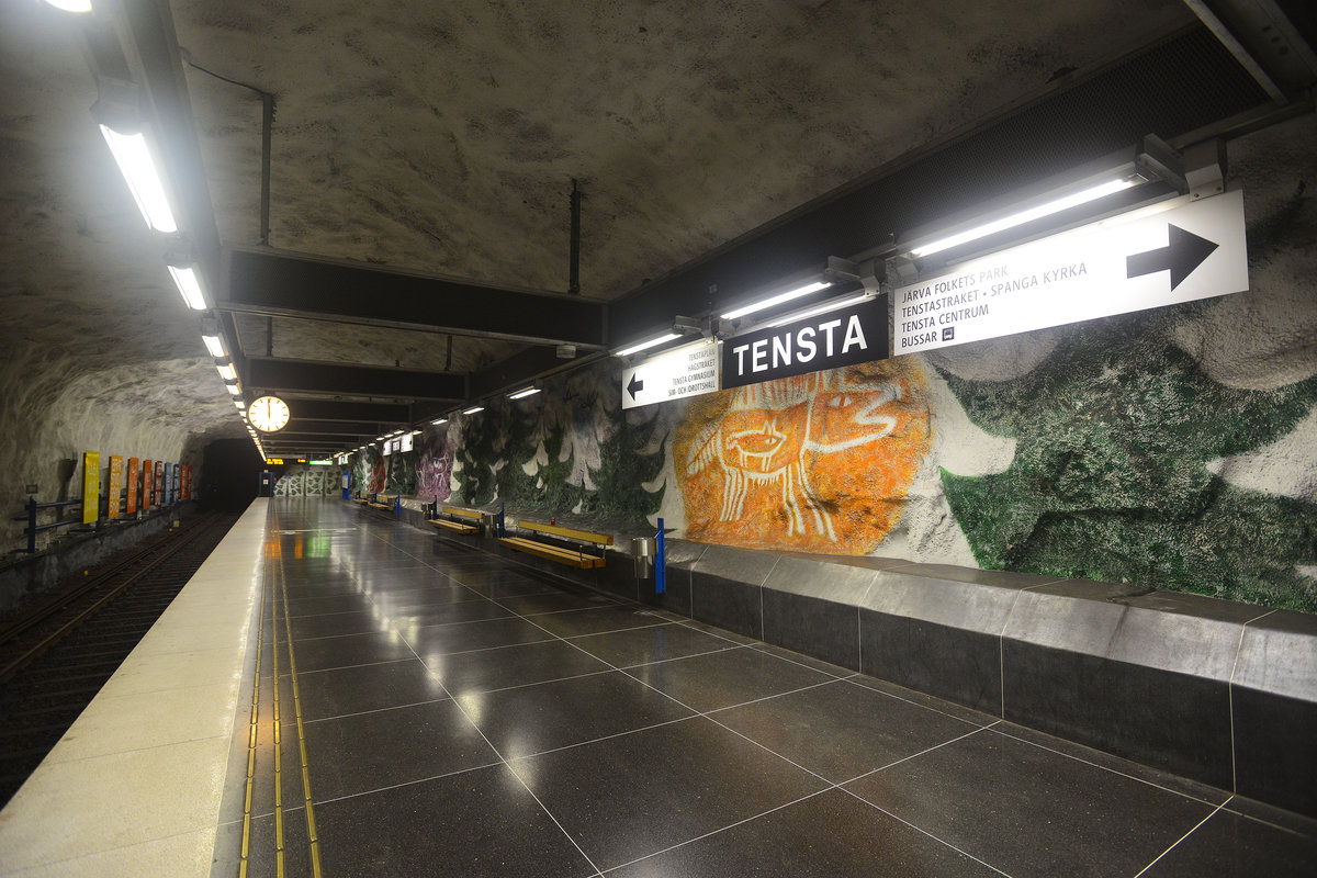 Kunst am U-Bahnhof Tensta in Stockholm. Die Stockholmer U-Bahn ist eine gigantische Kunstgalerie. Mehr als 90 der 110 Stationen sind mit Kunstwerken von ca. 150 verschiedenen Knstlern ausgeschmckt.
Aufnahme: 27. Juli 2017.