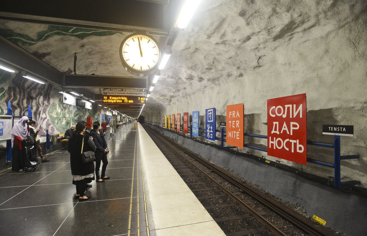 Kunst am U-Bahnhof (tunnelbana) Tensta in Stockholm. Die Stockholmer U-Bahn, genannt Tunnelbana, oder auch T-Bana, hlt an 110 Stationen. Mehr als 90 wurden von lokalen Stockholmer Knstlern gestaltet.
Aufnahme: 27. Juli 2017.