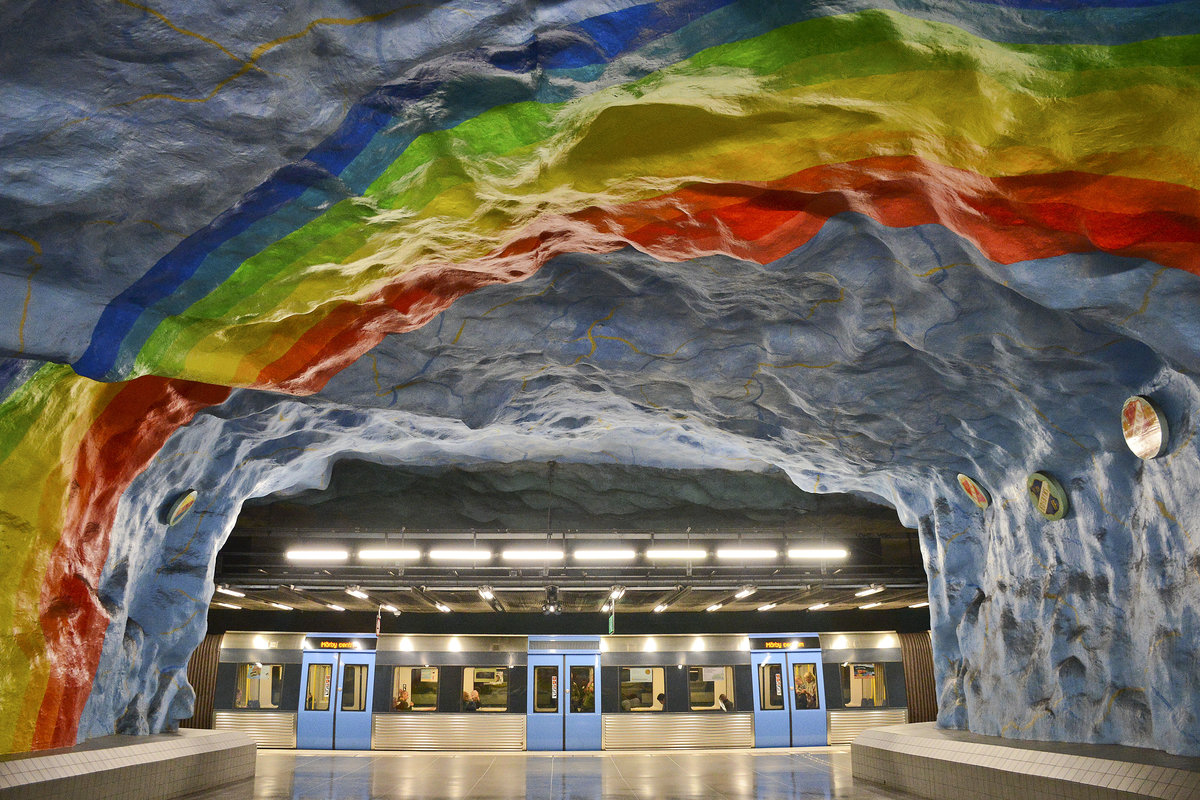 Kunst im Untergrund. Die U-Bahnlinien verbinden die 14 Inseln der schwedischen Hauptstadt Stockholm miteinander. Tief hinab in den skandinavischen Granit bohren sich hier Rolltreppen, Fahrsthle und Bahnsteige. Auf dem Bild ist die U-Bahn-Haltestelle am Stadion zu sehen.
Aufnahme: 28. Juli 2017.