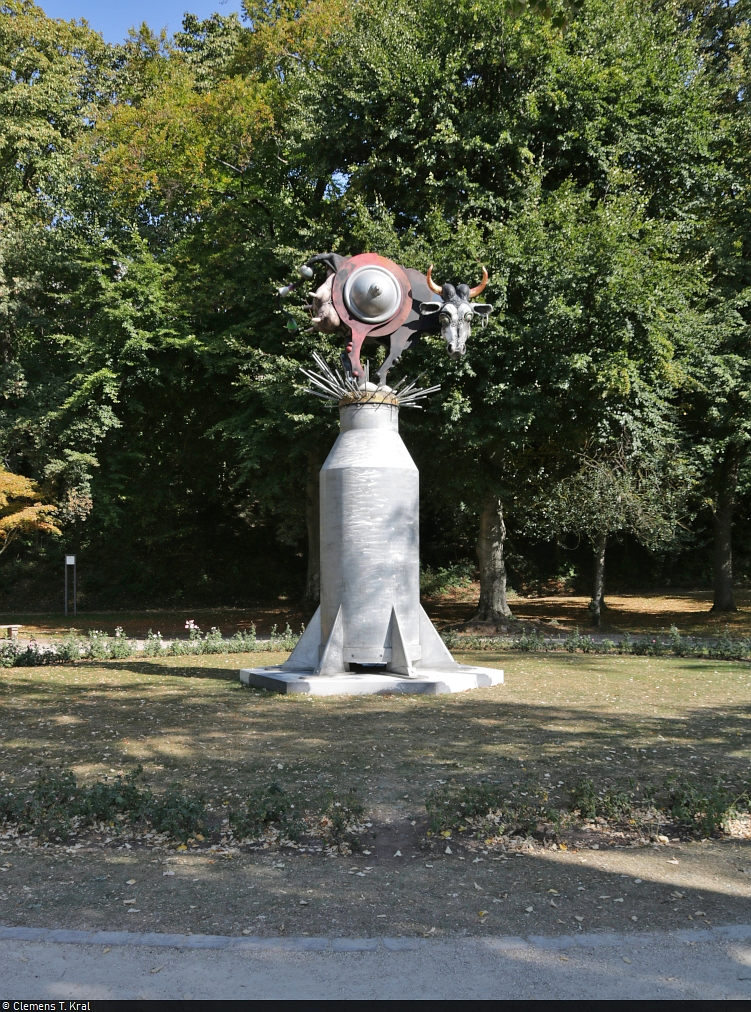 Kunstausstellung von Jrgen Goertz im Schlossgarten Heidelberg.
Dieses als  Kuhriosum  bekannte Werk steht auch in Bietigheim-Bissingen in Form eines Brunnens.

🕓 22.9.2020 | 14:35 Uhr