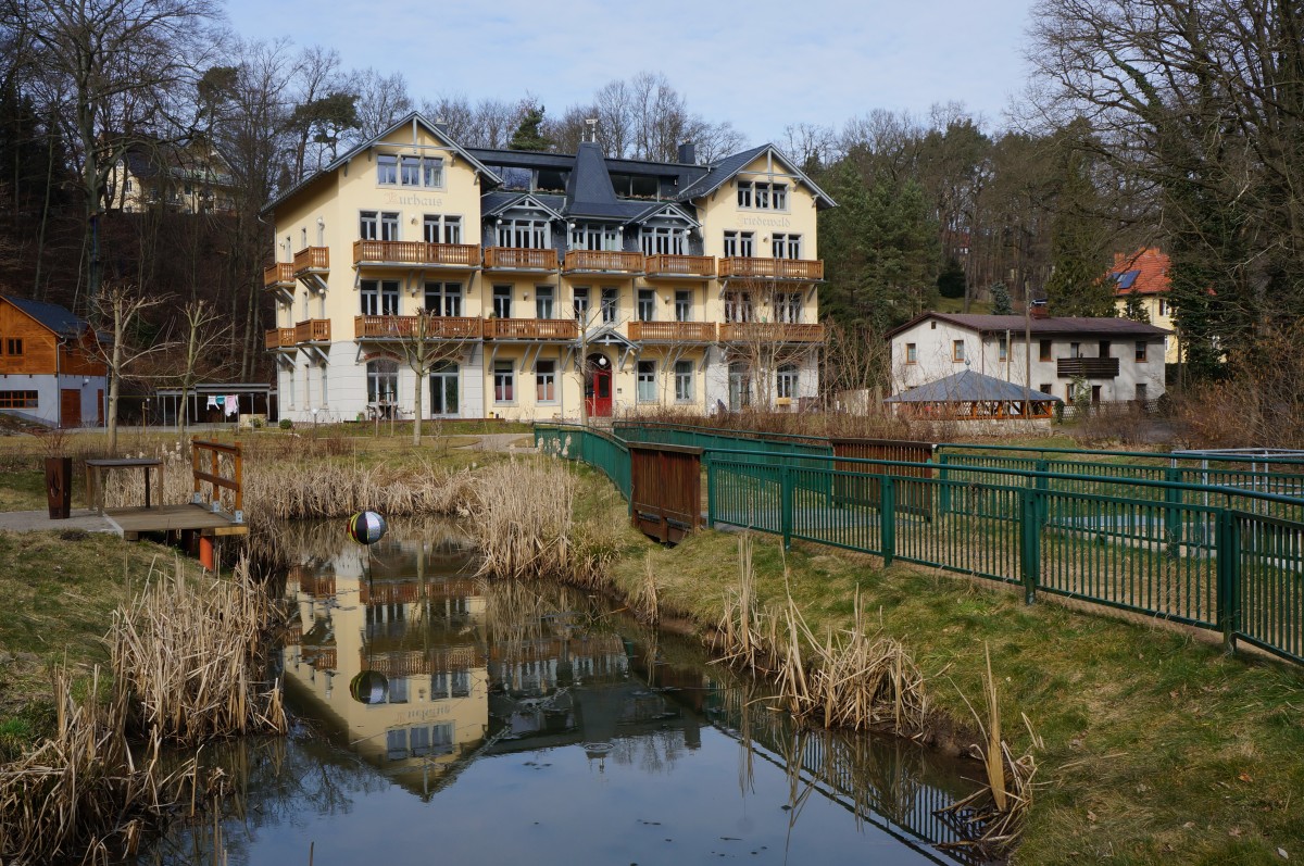 Kurhaus Friedewald (OT von Moritzburg) im Lnitzgrund, Ende des 19. Jh gebaut, diente es als Kurhotel. Nach kompletter Kernsanierung 2012/2013 befinden sich jetzt 8 hochwertige Wohnungen darin; Aufnahmen vom 08.03.2015
