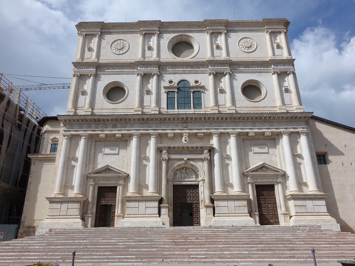 L’Aquila, Pfarrkirche San Bernardino, Grabeskirche des Hl. Bernhardin von Siena, erbaut von 1457 bis 1472, Fassade erbaut 1527 durch Cola de Amatrice (25.05.2022)