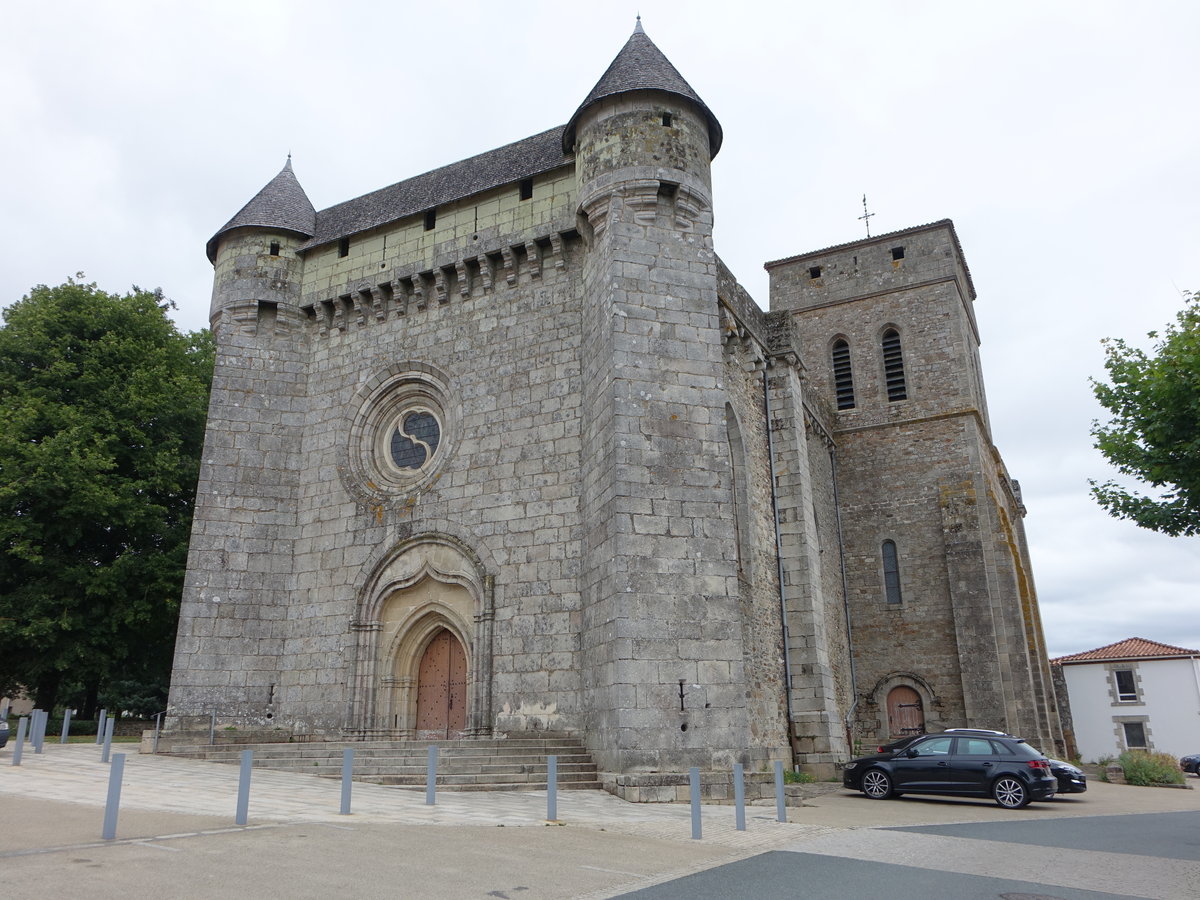 La Boupere, Wehrkirche Saint-Pierre aus dem 12. Jahrhundert (12.07.2017)