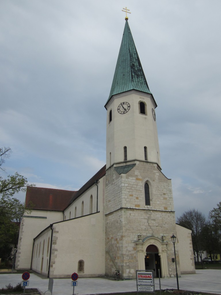 Laa an der Thaya, Stadtkirche St. Veit, erbaut um 1260, Dreischiffige fnfjochige 
Pfeilerbasilika mit Querschiff (19.04.2014)