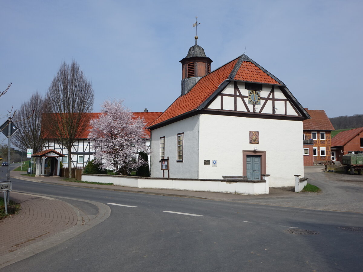 Lagershausen, Kapelle St. Lukas, erbaut 1746 durch den Freiherrn von Steinberg, ber dem Eingang das Familienwappen (19.03.2024)