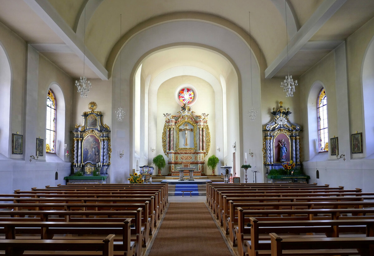 Lahr-Kuhbach, Blick zum Altar in der Kirche Mari Heimsuchung, Juli 2019