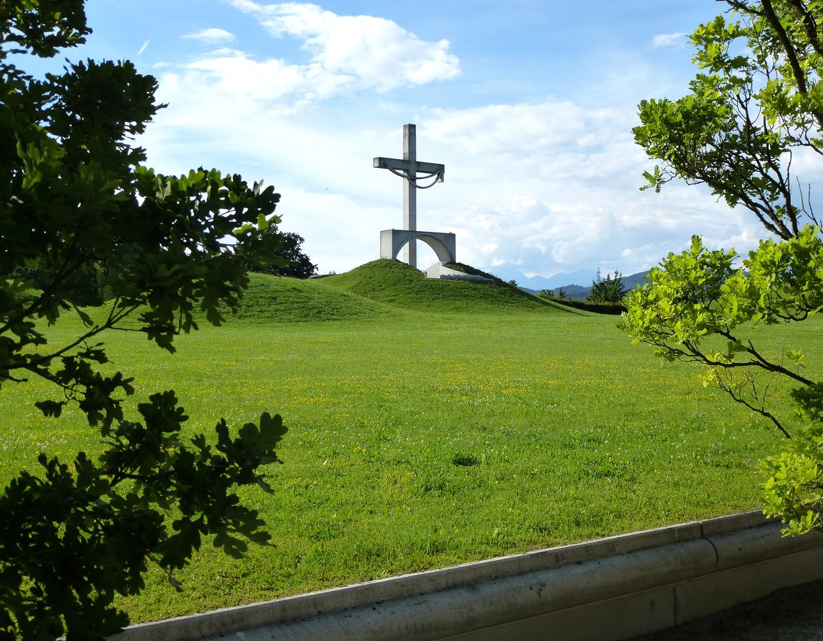 Laibach (Ljubljana), Zentralfriedhof Zale, diese knstlich aufgeschtteten Grabhgel erinnern an prhistorische Begrbnissttten, Juni 2016