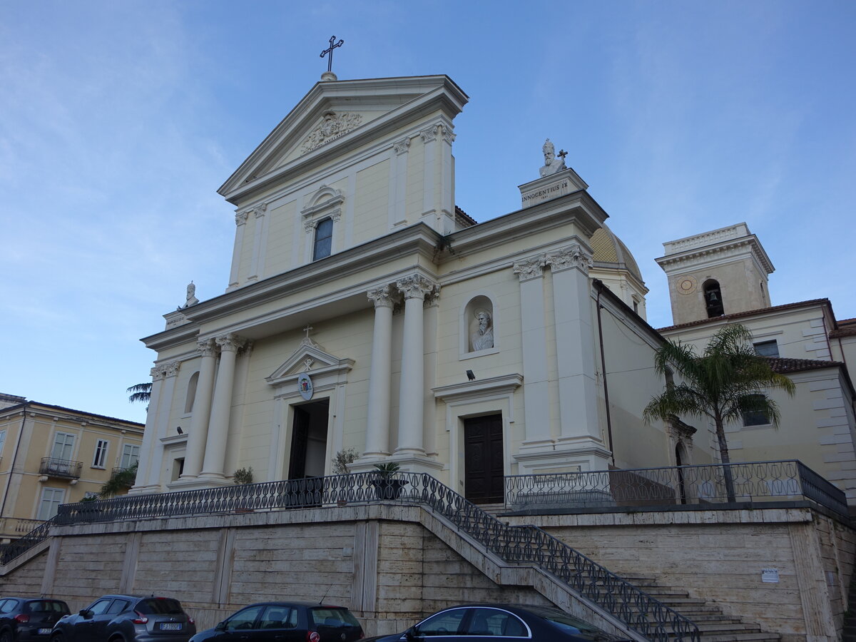 Lamezia Terme, Kathedrale St. Pietro e Paolo im Stadtteil Nicastro, erbaut bis 1675, die Fassade wurde 1925 im neoklassizistischen Stil erneuert, Kuppel erbaut 1935 (09.04.2024)