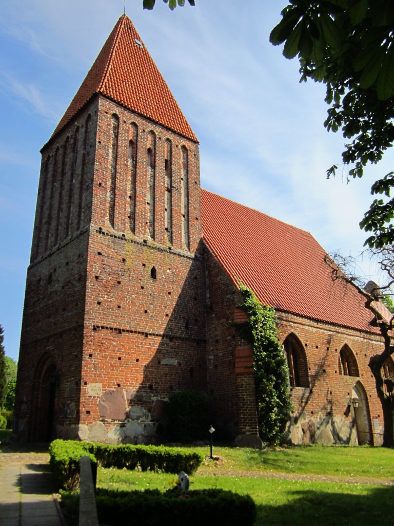 Lancken-Granitz, St. Andreas Kirche, Backsteinkirche, erbaut im 15. Jahrhundert (21.05.2012)