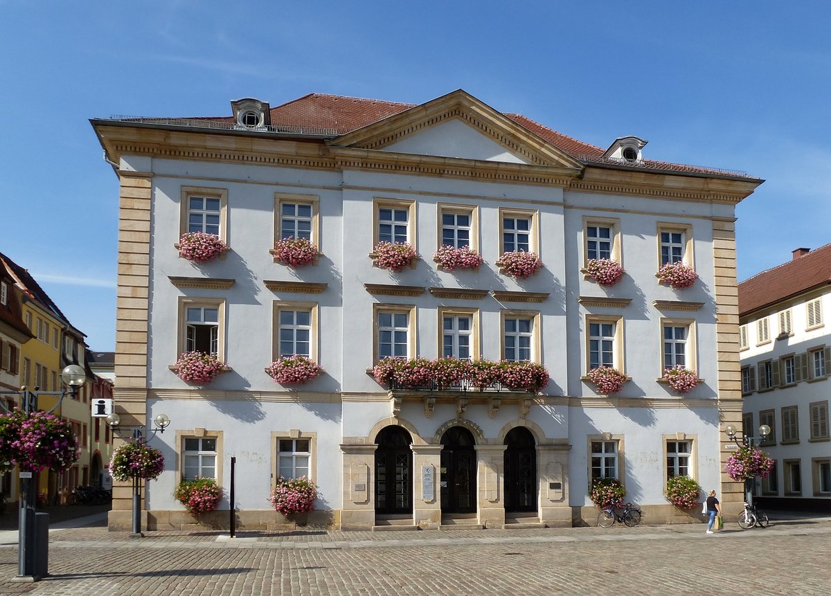 Landau in der Pfalz, das Neue Rathaus der ber 45.000 Einwohner zhlenden Stadt in der Sdpfalz, der 1823-27 errichtete klassizistische Bau ist seit 1941 Rathaus, Sept.2017