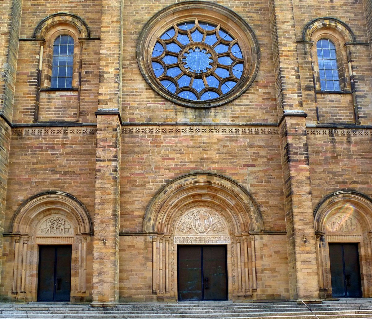Landau, die Westfassade der Marienkirche mit den Eingangsportalen, Sept.2017