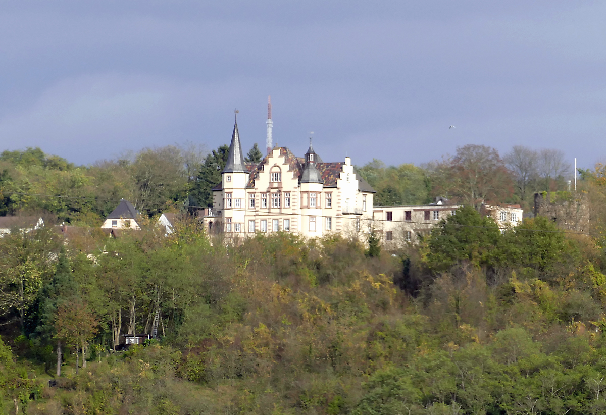 Landhaus der Burg Dattenberg in Dattenberg (bei Linz/Rhein) - 25.10.2017