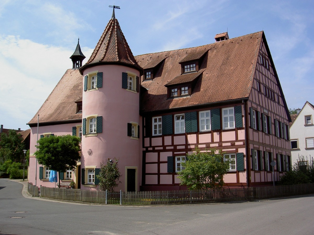 Landschloss Rockenbach, erbaut Mitte des 18. Jahrhundert ber lterem Kern, Satteldachbau mit Treppenturm (10.08.2014)