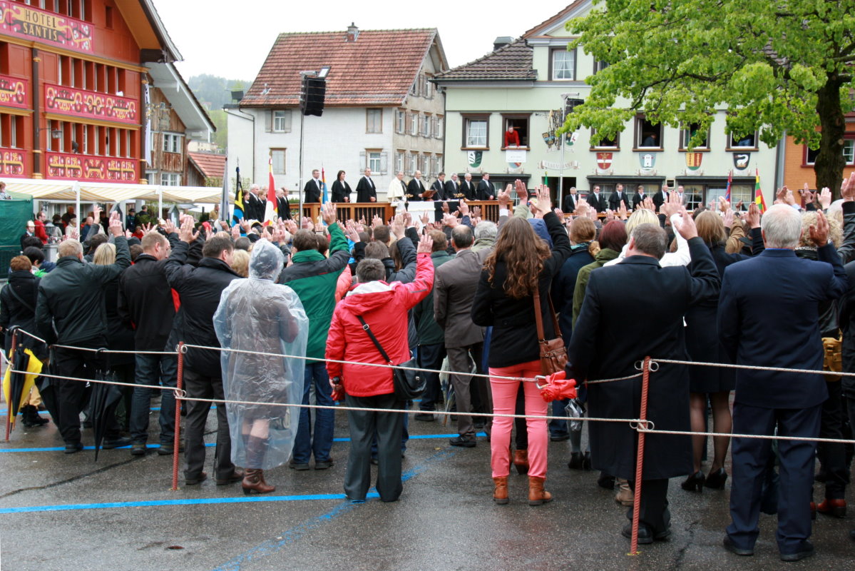 Landsgemeinde in Appenzell. Das Stimmvolk stimmt per Handzeichen ab; 27.04.2014