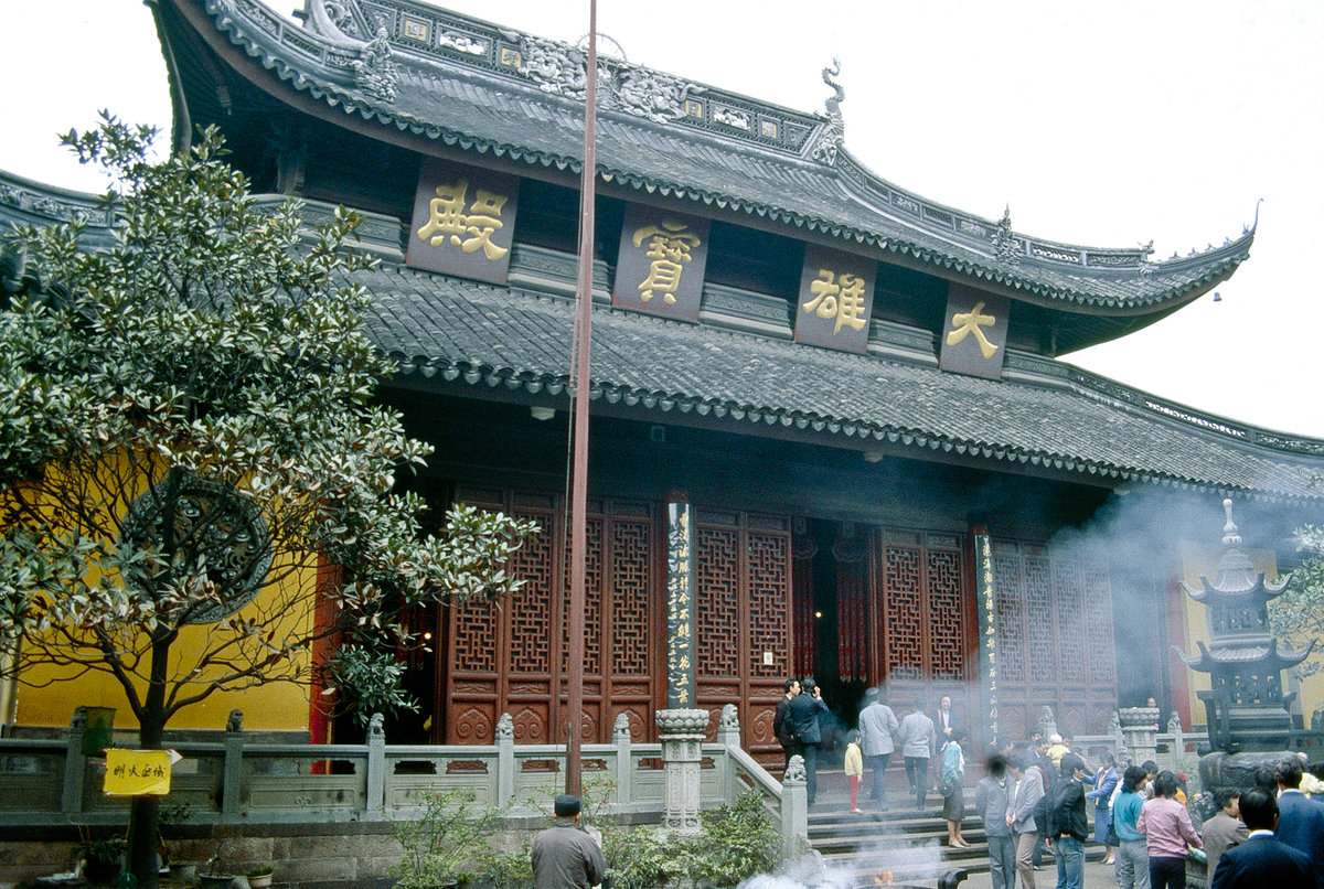 Langyin Tempel in Hangzhou. Bild vom Dia. Aufnahme: April 1989.