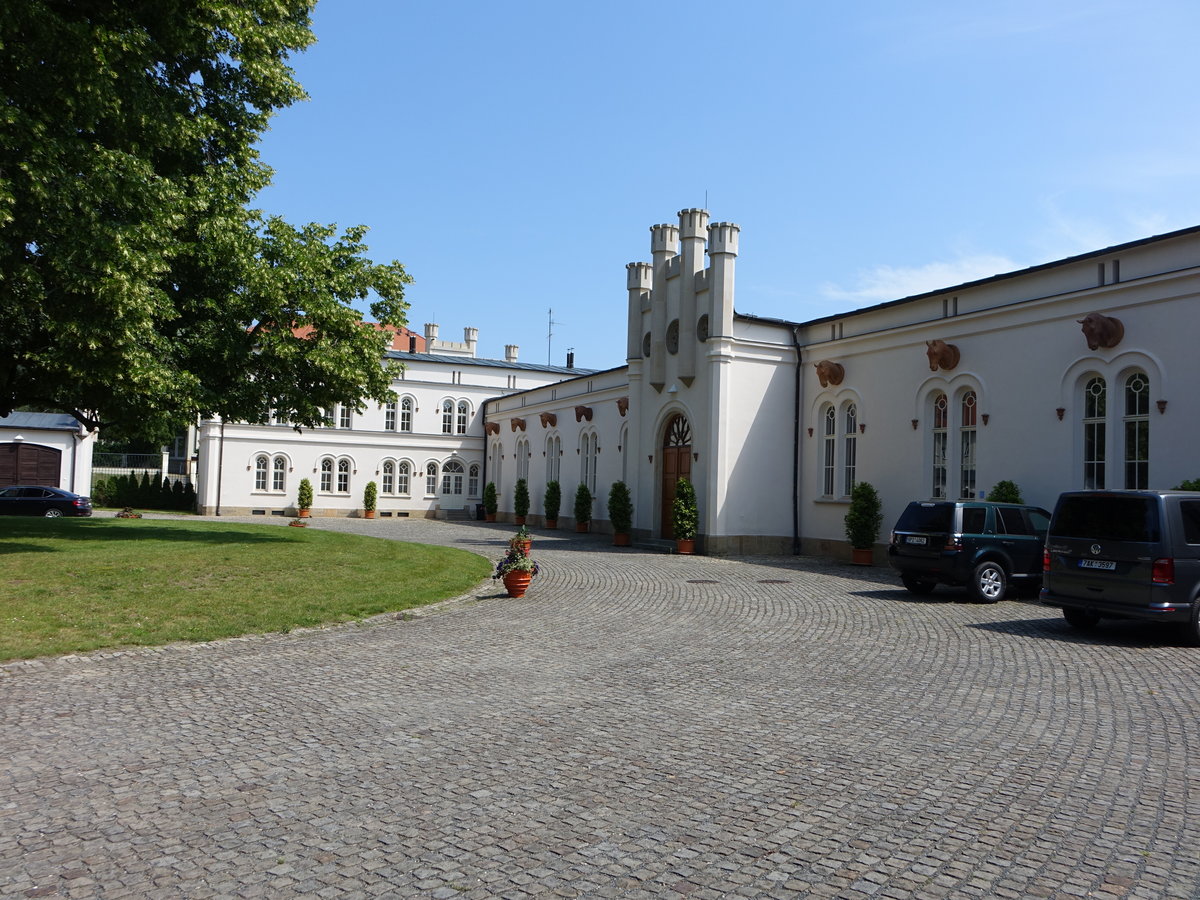 Lany / Lana, Wirtsschaftshof am Schloss Lana, erbaut im 19. Jahrhundert (27.06.2020)