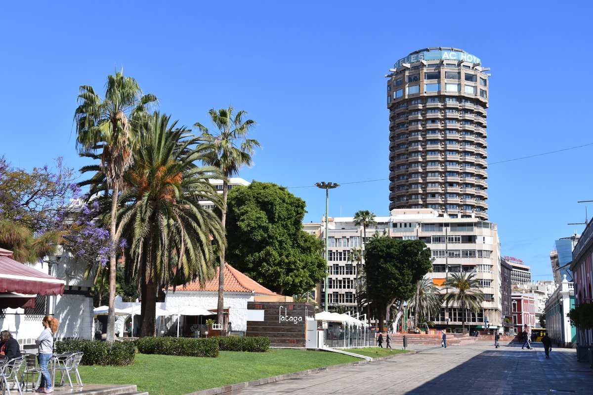 LAS PALMAS DE GRAN CANARIA (Provincia de Las Palmas), 03.04.2016, am Parque de Santa Catalina; der  berragende  Turm beherbergt das AC Hotel Gran Canaria