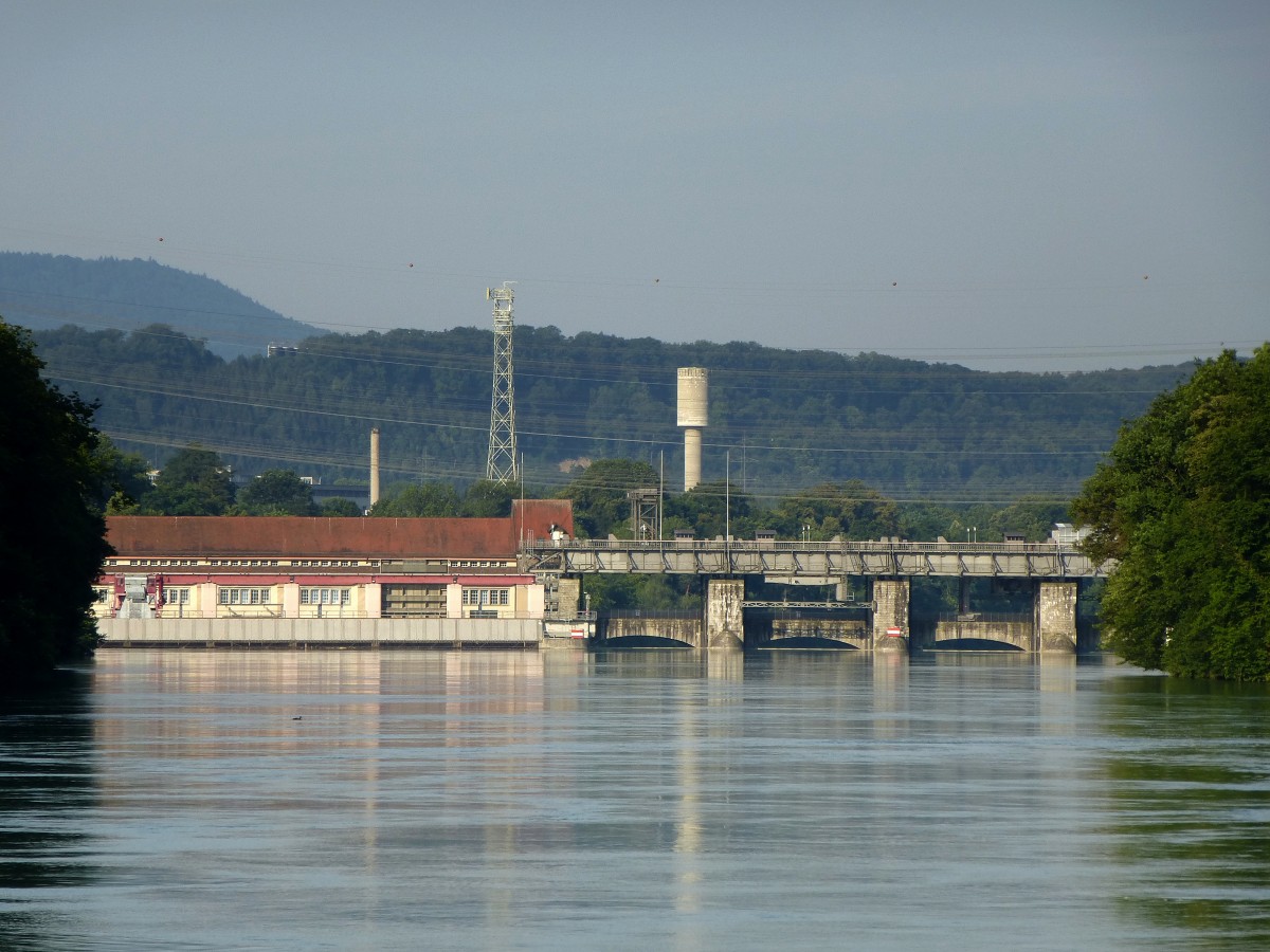 Laufenburg, Blick von der Stadt auf das rheinabwrts liegende Wasserkraftwerk, Juli 2015