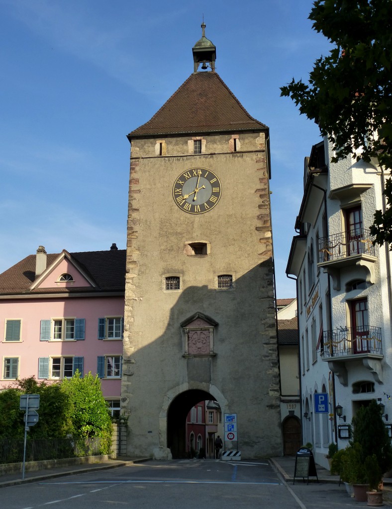 Laufenburg, das Wasentor stadteinwrts gesehen, das Tor der ehemaligen Stadtbefestigung aus dem Mittelalter war von 1831-1985 Stadtgefngnis, Juli 2015